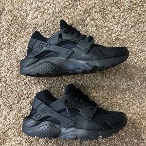 ALL BLACK Nike Huarache Run